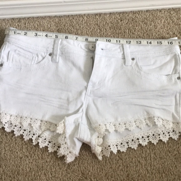 Almost Famous Pants - NWOT Almost Famous white shorts size 9